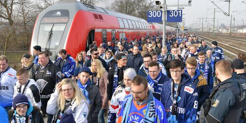 ERC Ingolstadt Fans und DB Regio Zug am Bahnsteig