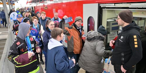 DB Regio Zug und ERC Ingolstadt Fans am Bahnsteig