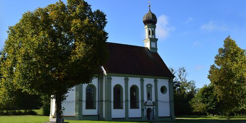 Kleine Kapelle vor blauem Himmel