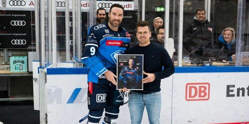 ERC Ingolstadt Spieler und Fan auf Eis