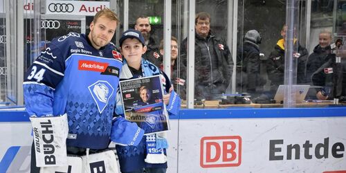 ERC Ingolstadt Spieler und Fan auf Eis