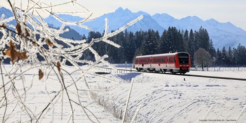 Winterlandschaft mit DB Regio Zug