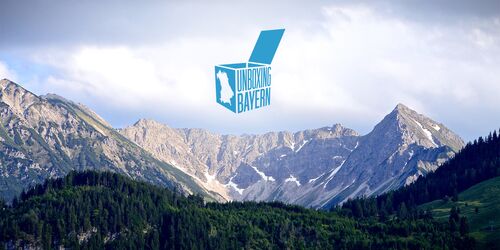 Bayerische Berge mit dem Logo des Projekts von Unboxing Bayern einer blauen Box