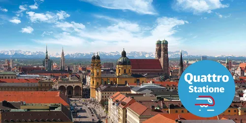 Luftaufnahme von Odeoonsplatz und Ludwigsstraße - München mit dem Alpenpanorama und das Logo der Artikel-Serie "Quattro Statione"