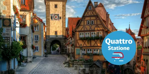 Das Haus Plönlein in Rothenburg ob der Tauber und das Logo der Artikel-Serie "Quattro Statione"
