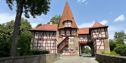 Mittelalterlisches Fachwerk-Gebäude vor Brücke