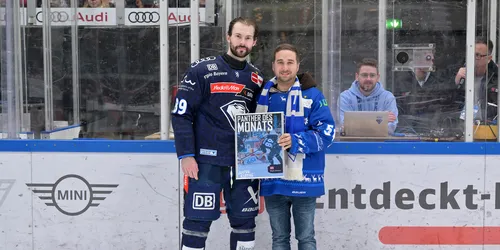 Ein Eishockeyspieler bekommt einen Preis überreicht