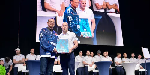 Man sieht einen Eishockeyspieler der eine Auszeichnung zum Spieler des Jahres bekommt
