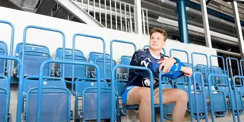 Niklas Hübner vom ERC Ingolstadt auf der Tribühne