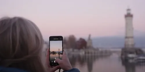 Anni macht ein Foto vom Leuchtturm in Lindau