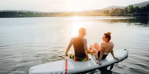 Zwei Personen auf einem SUP auf einem See im Allgäu