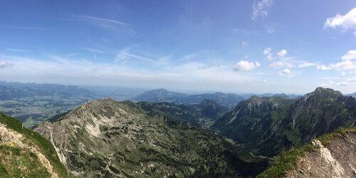 Alpenpanorama mit blauem Himmel