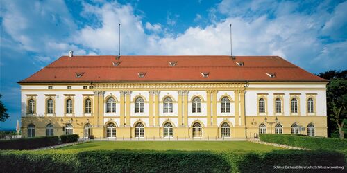 Schloss Dachau vor blauem Himmel