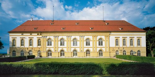 Schloss Dachau vor blauem Himmel