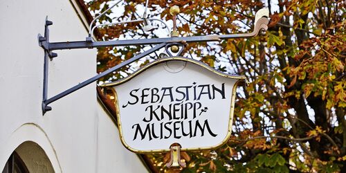 Schild mit Sebastian Kneipp Museum Schriftzug