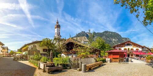 Ortskern Garmisch Partenkirchen mit Bergpanorama