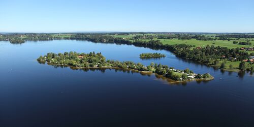 Blick aus der Luft auf die Campinginsel Buchau im Staffelsee