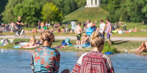 Menschen auf Picknickdecken im Englischen Garten