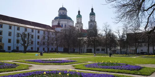 Park im Frühling vor Stadtkulisse