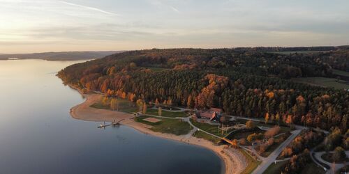 Luftaufnahme des Brombachsees im Herbst