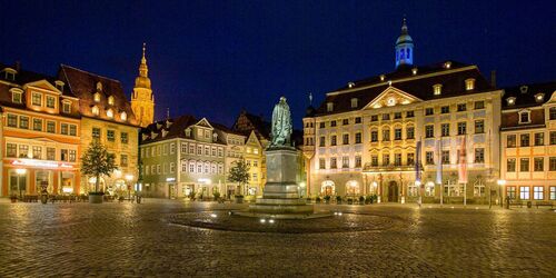 Marktplatz von Coburg am Abend mit beleuchteten Häusern