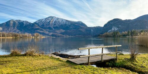 Brücke im Kochelsee und Bergpanorama