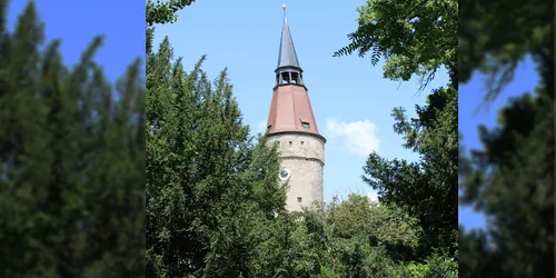 Der Falterturm in Kitzingen mit seinem schiefen Dach