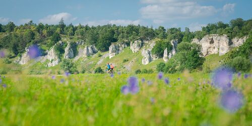 (c) Naturpark Altmühltal - Solnhofen - Radler bei den 12 Aposteln