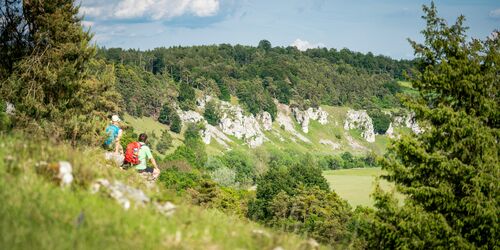 (c) Naturpark Altmühltal - Wanderer bei den 12 Aposteln