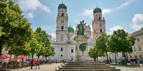 Maxdenkmal und Dom - Domplatz Passau (c) Tourismusverband Ostbayern