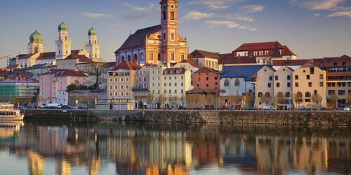 Blick von der Donau auf das Ufer in Passau