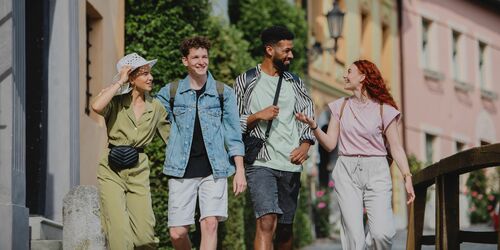 Gruppe junger Menschen bei Spaziergang durch Rothenburg