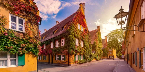 In den Gassen der alten Sozialsiedlung in Augsburg bei einem Sonnenuntergang