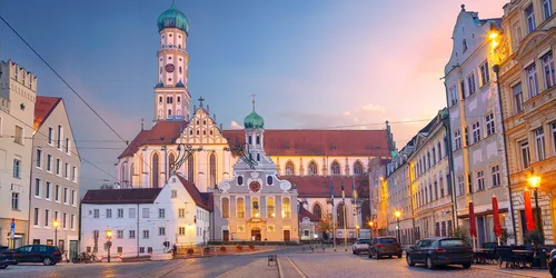 Blick auf die Altstadt von Augsburg über einen Platz hinweg, im Hintergrund eine Kirche