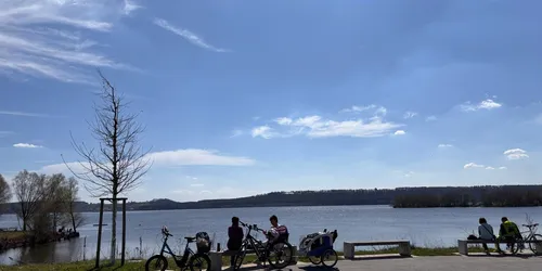 Radfahrer am Ufer des Brombachsees