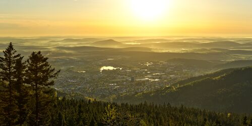 Blick auf das Tal bei Dämmerung