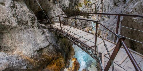 Brücke über eine Klamm