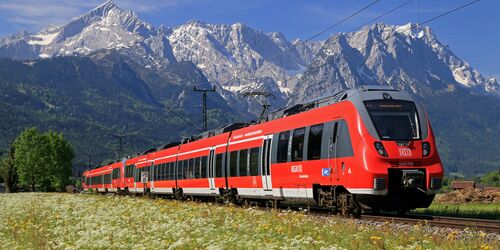 DB Regio Zug vor Bergpanorama