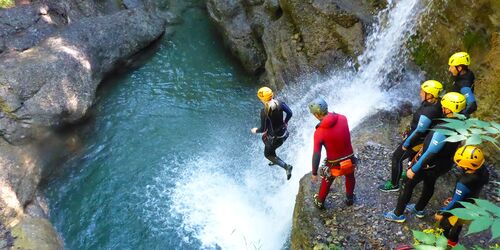 Zwei Personen beim Canyoning