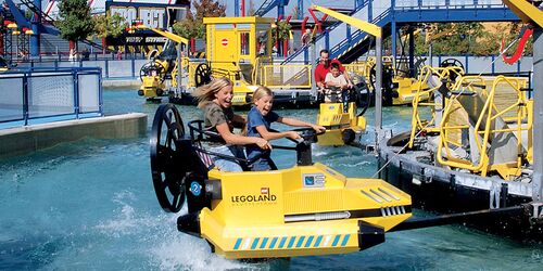 Kinder auf Wasserkarussel im Legoland