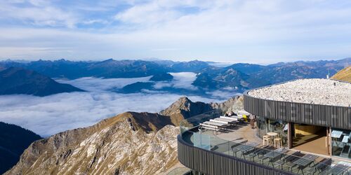 Nebelhorn Gipfelstation mit Bergpanorama