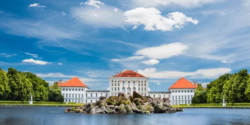 Schloss Nymphenburg &amp; Schloss Nymphenburg Park vor blauem Himmel
