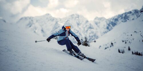 Skifahrer bei Skiabfahrt