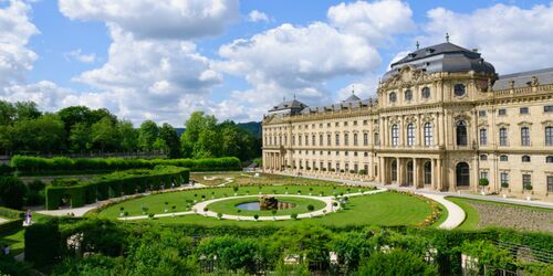 Schlossgarten und Würzburger Residenz vor blauem Himmel
