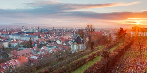 Bamberg von oben bei Dämmerung