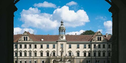 Schloss Thurn und Taxis vor blauem Himmel