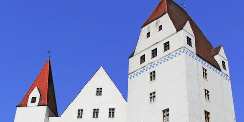 Burg in Ingolstadt vor blauem Himmel