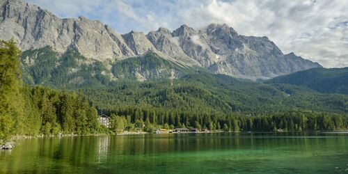 See mit Wald- und Bergpanorama