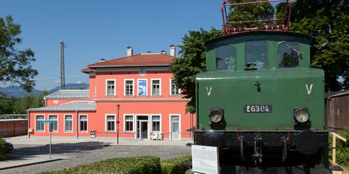 Außenansicht des Bahnhof Murnau mit Lokomotive davor