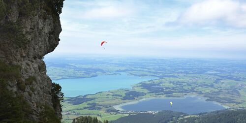 Gleitschirm über dem Bannwaldsee